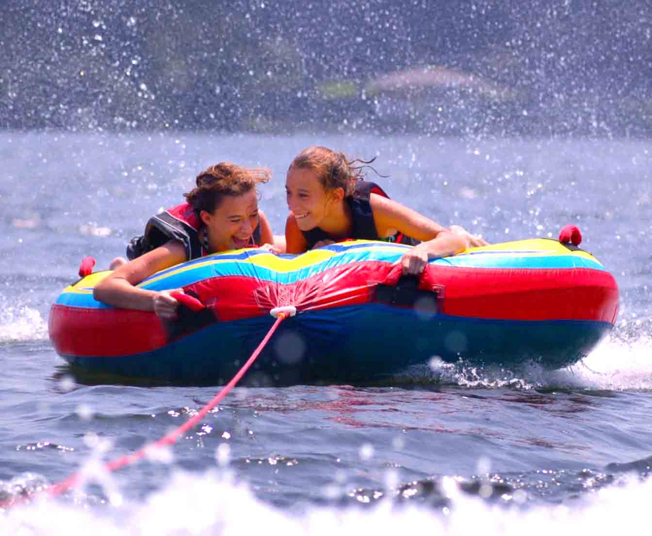 Alquila tu barco con patrón y disfruta de actividades acuáticas en Sitges como arrastrables banana, boat crazy, donut.