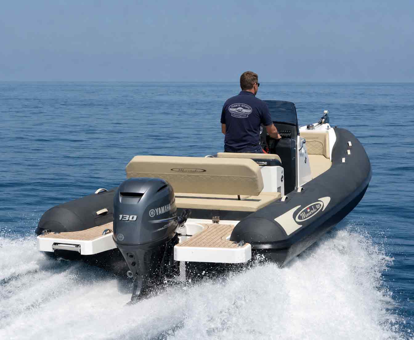 Lancha semirrígida de alquiler en Sitges navegando por la costa del Garraf, ideal para salidas en barco con o sin patrón