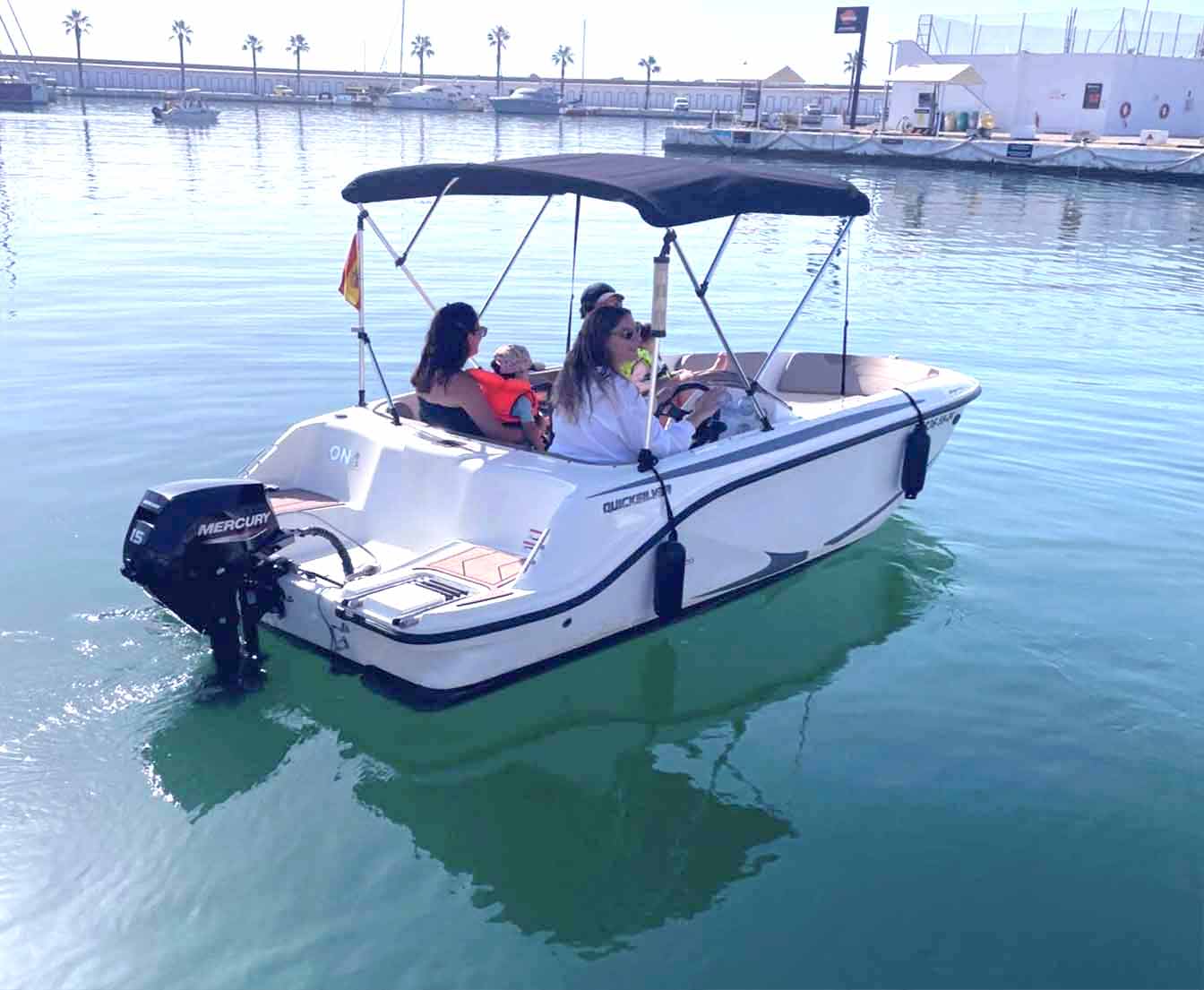 Alquiler de lancha ONA sin licencia en Sitges, fácil de manejar