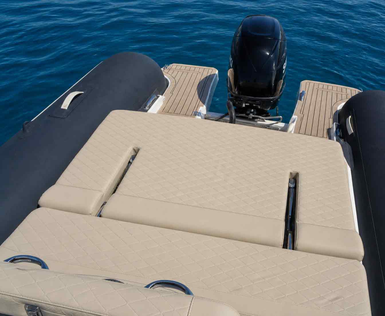 Barco de alquiler en Sitges con zona de solárium, plataforma de baño y motor fueraborda para disfrutar del mar en el Garraf
