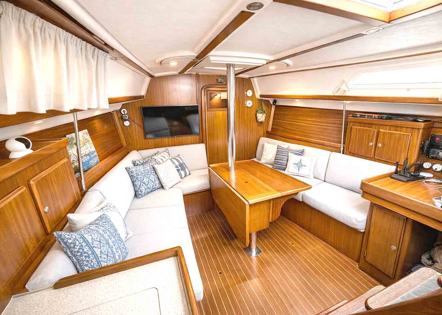 Alquiler veleros con camarotes grandes Sitges port aiguadolç