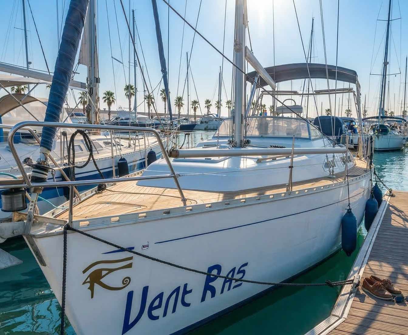 Velero Vent Ras de 8 metros para alquiler en Sitges (PNB o Patrón)